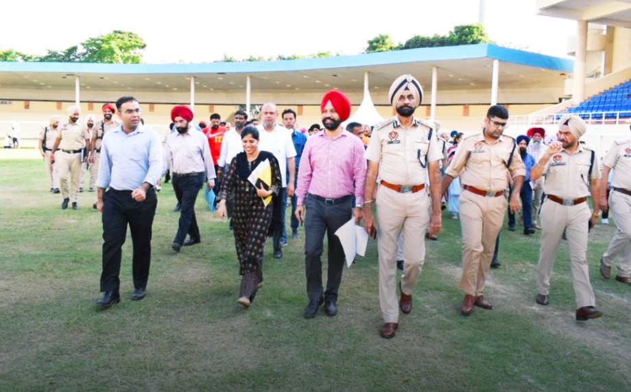 Kheda Punjab Diya Deputy Commissioner took stock of the massive preparations going on for the opening ceremony at Guru Gobind Stadium