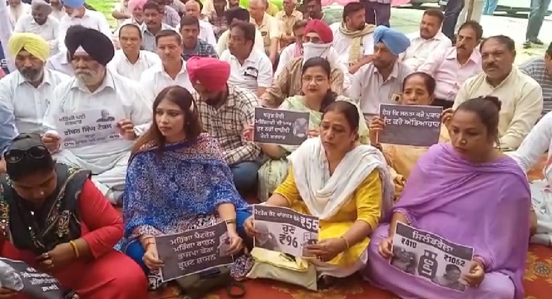 Congress protests against inflation outside DC office in Jalandhar