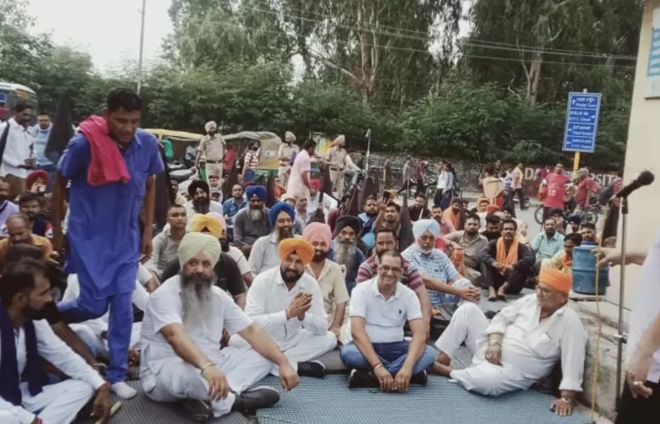 The private bus strike in Punjab got a huge response, all the bus stops were closed, now on August 14, they will protest by setting fire to the bus.