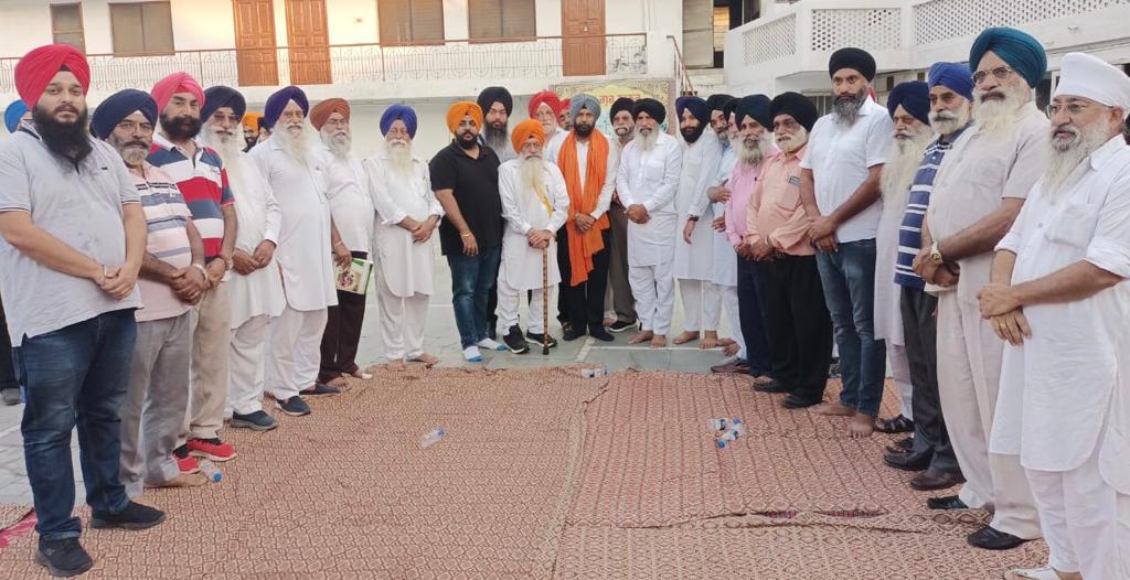 In the Nagar Kirtan of November 5, the Sangat Palki Sahib followed the Guru and walked on foot --Singh Sabhas Jalandhar