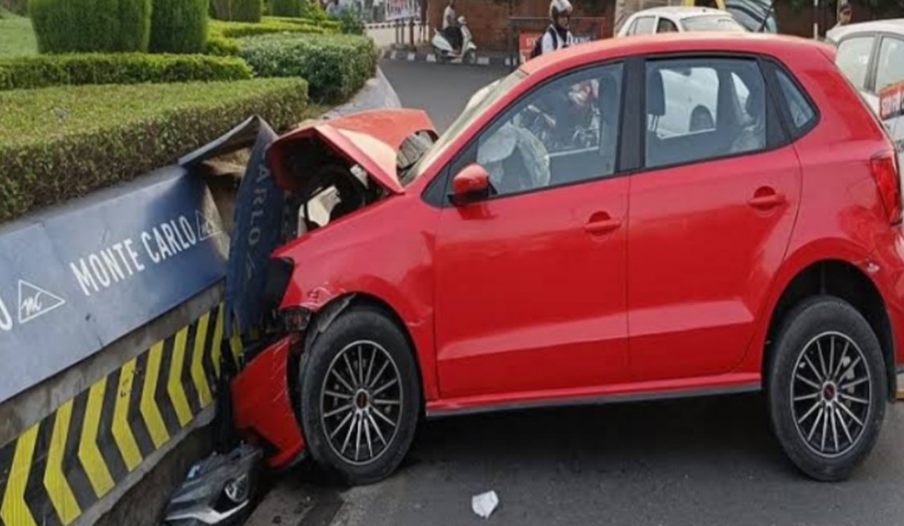 In Ludhiana, the overspeed car rammed into the Fountain Chowk uncontrollably