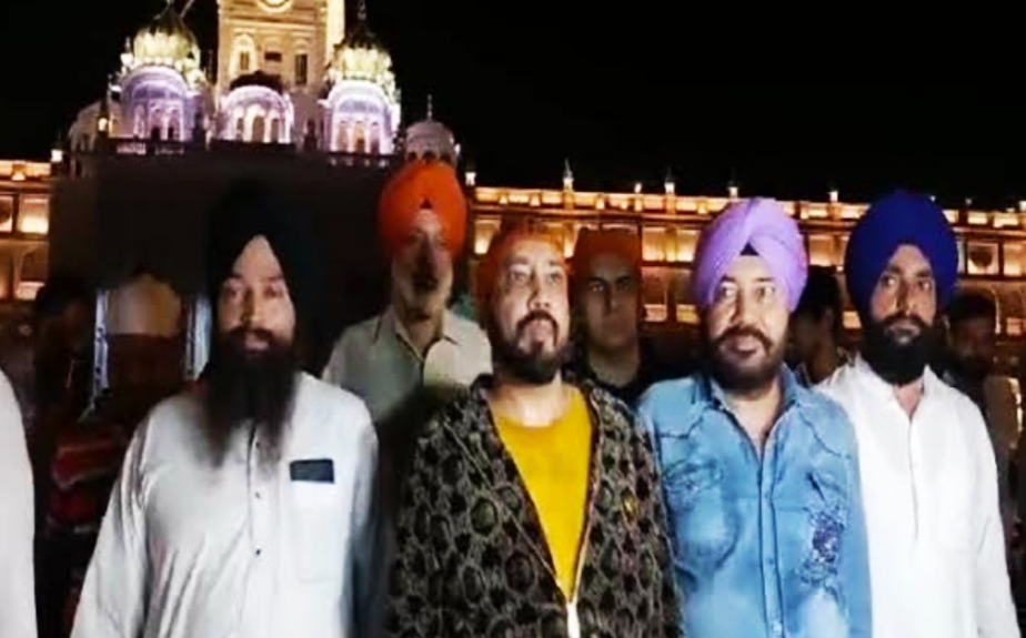 Daler Mehndi with his brother Mika Singh at the Golden Temple
