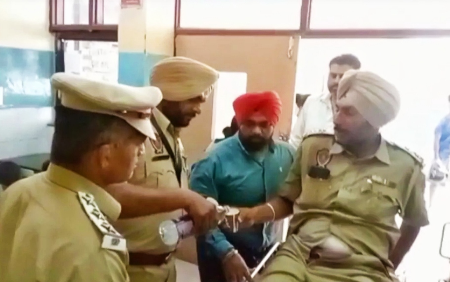 In Jalandhar, the bike of the youths running after seeing the police block collided with the police officer, the policeman got injured
