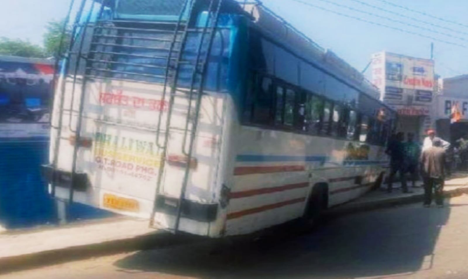 Uncontrollable bus climbed on the pavement and hit the shop, 11 passengers injured and 3 in critical condition