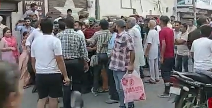 People's anger erupted over opening of liquor contract in Model House, Excise Inspector saved his life by running away