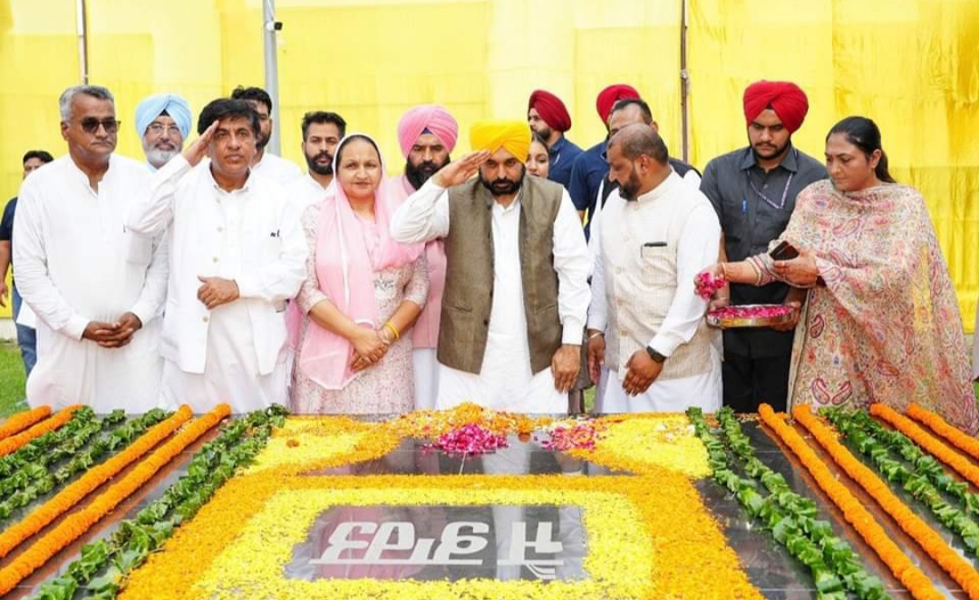 On the birth anniversary of Shaheed Bhagat Singh in Khatkar Kalan, CM Mann remembered him by paying homage to his statue.