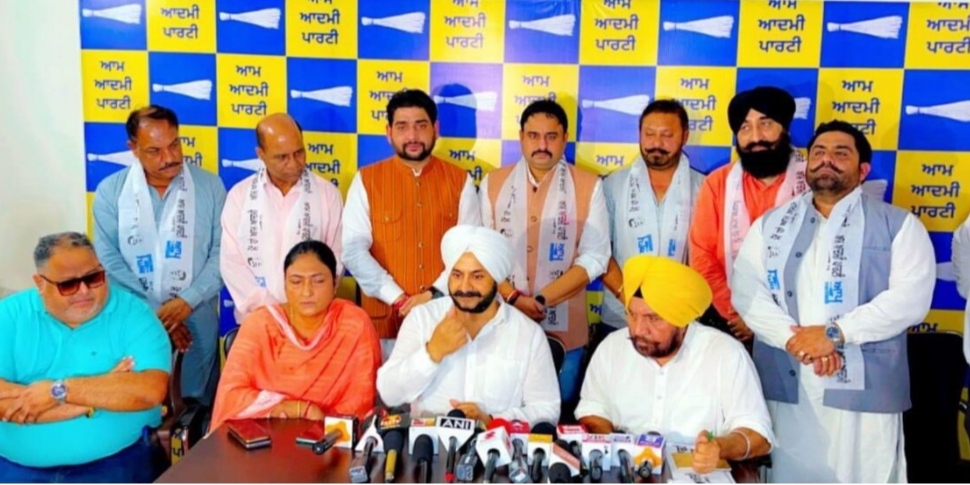 Jalandhar's deputy mayor bunty , Rohan Sehgal and 5 councilors joined Aam Aadmi Party