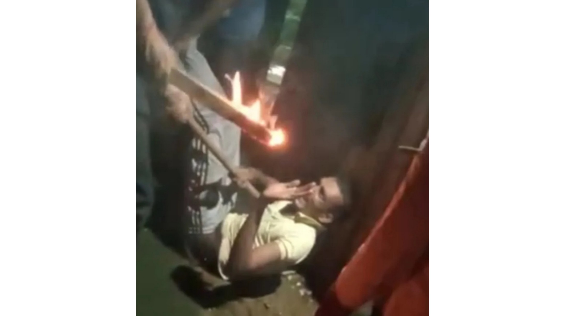On suspicion of mobile theft in Jalandhar, people fired the youth with burning wood