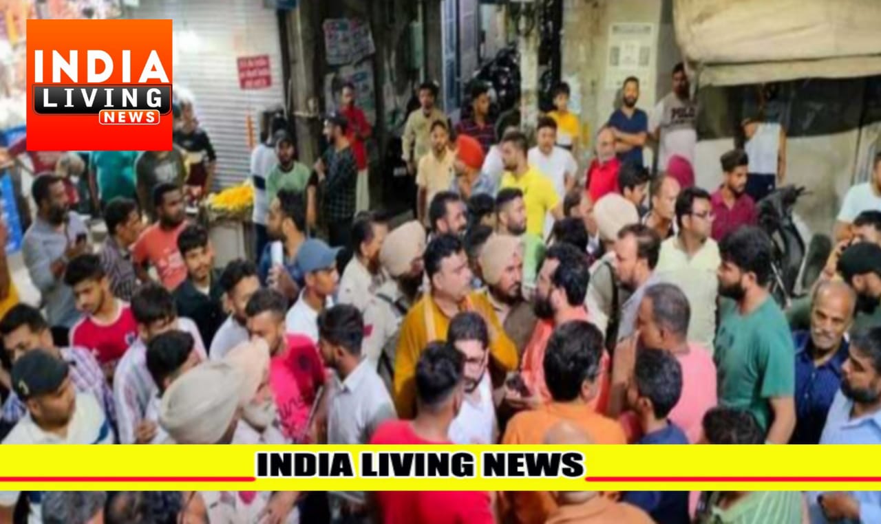 Scuffle in the temple with Singer G KHAN, fiercely stone pelting, Shiv Sainiks showered sticks, tension in the area, heavy police deployed