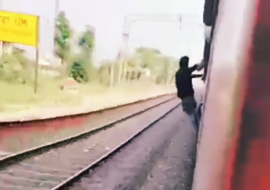 Traumatic death of a young man doing stunts by hanging from a train in Punjab