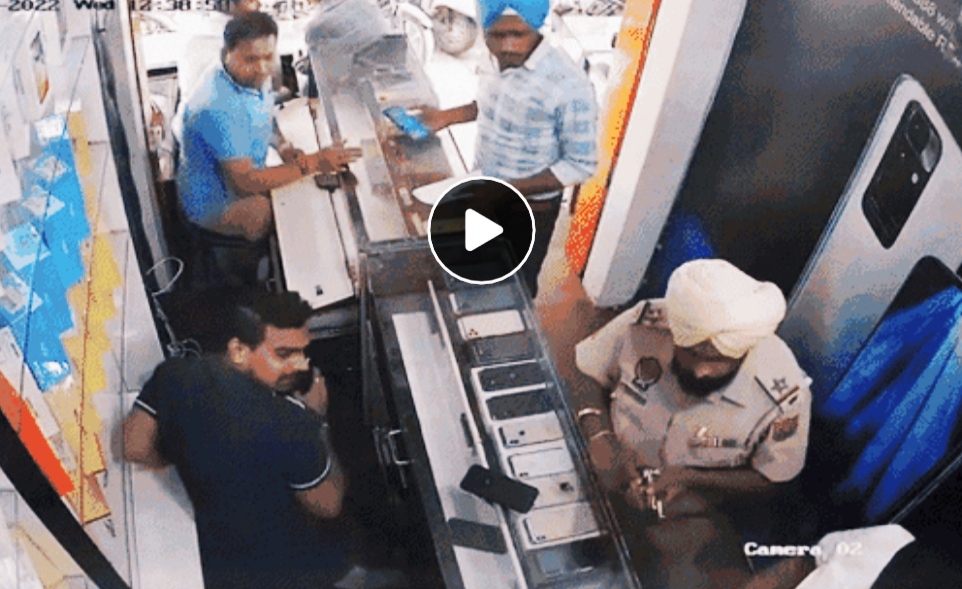ASI fired at a mobile shop in Amritsar- death of a young man standing in front