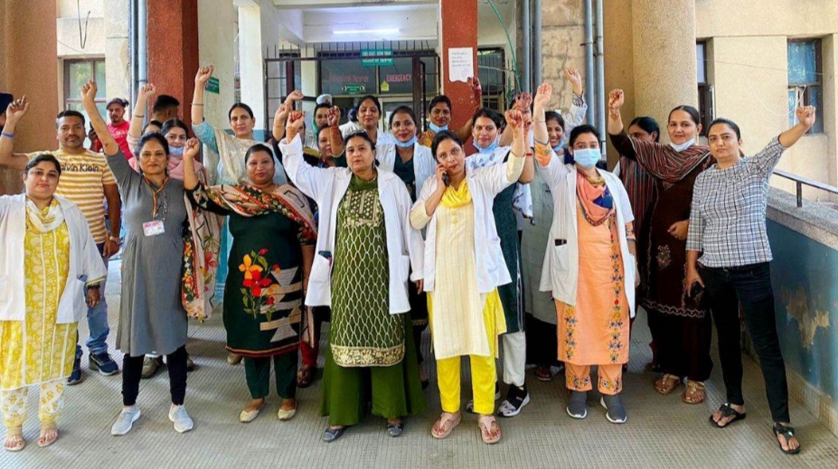 The issue of slapping the nursing staff by the relative of the patient in Jalandhar's civil hospital heated up