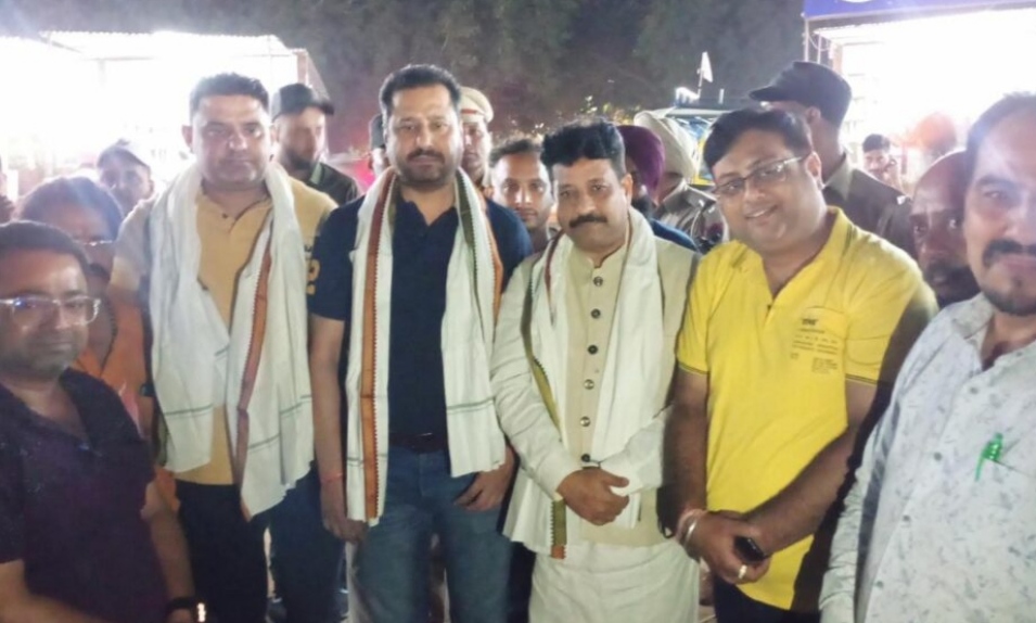MLA Raman Arora and AAP leader Dinesh Dhal went to Balton Park and got the problems of firecracker traders resolved.