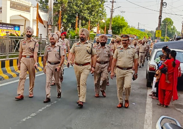 In view of the festival festivals, the police took out a flag march in the northern areas