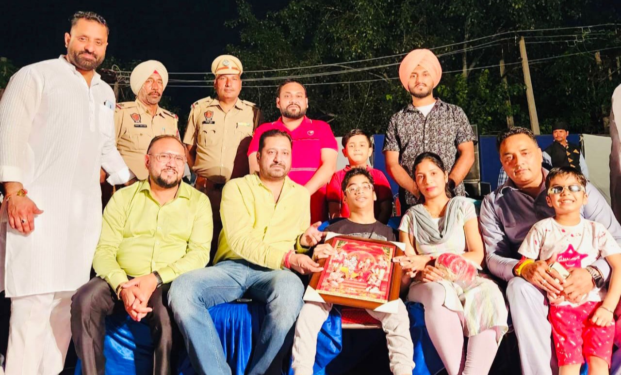 Dussehra was celebrated with great fanfare in Dhal Mohalla, on this occasion AAP leader Dinesh Dhal honored Manu Chhabra and his family by giving mementoes.