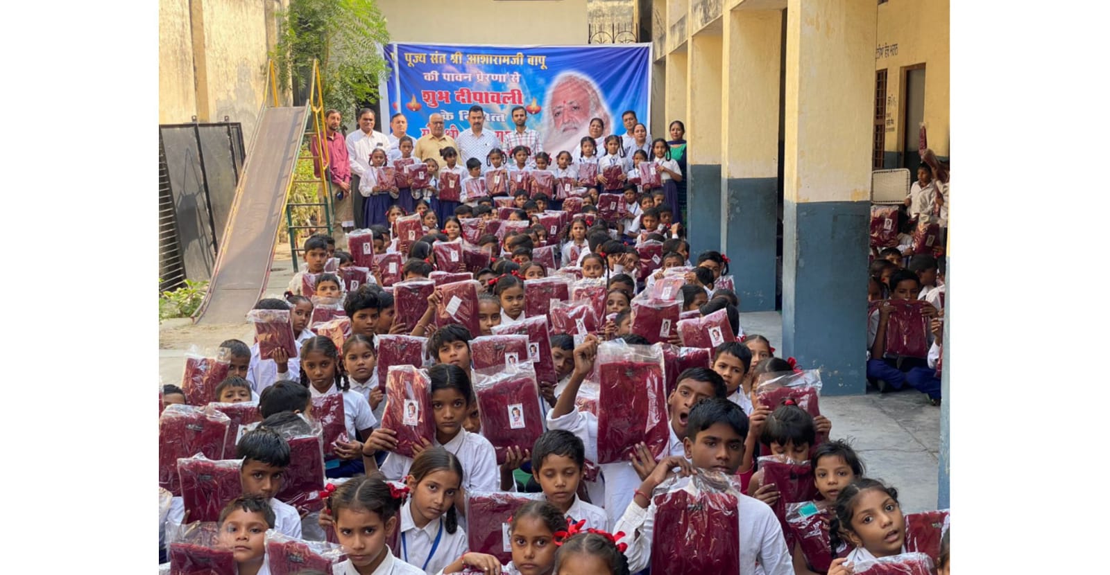 Sant Shri Asharam Ji Bapu Ashram distributed sweaters to 225 needy children at Devi Sahai Sanatan Dharma School