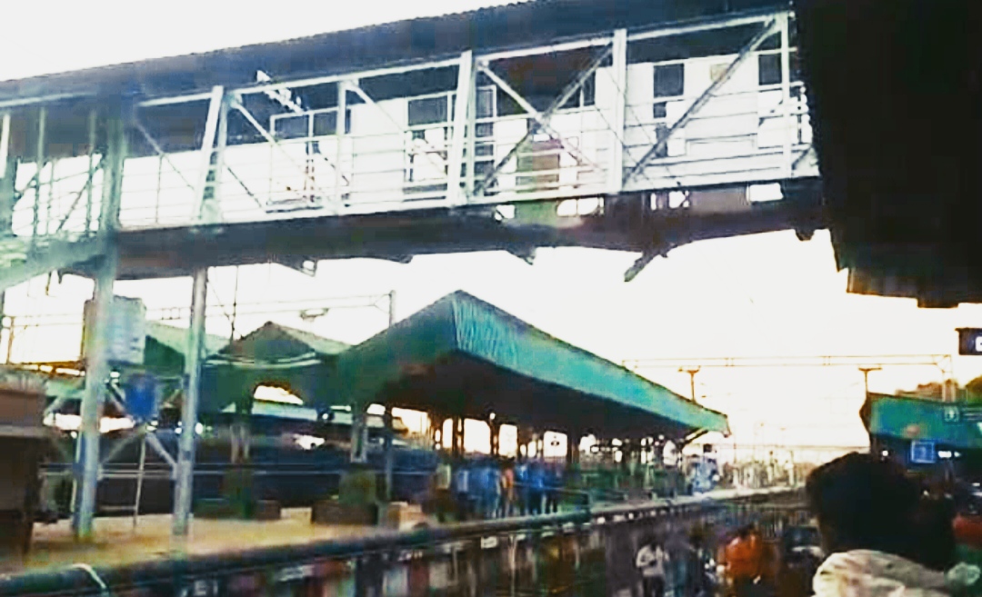 Railway foot bridge slab fell in Maharashtra, people fell on the railway track from a height of 60 feet