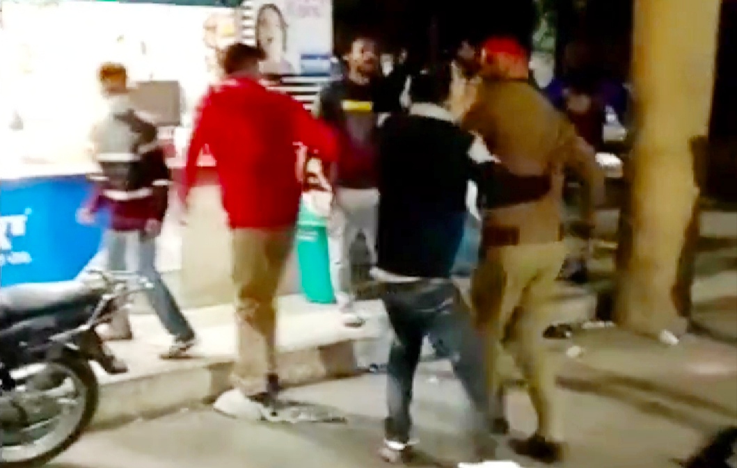 Youths scuffle with policemen at Civil Hospital in Jalandhar