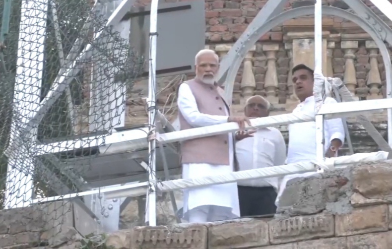 Prime Minister Narendra Modi reached the bridge accident site in Morbi