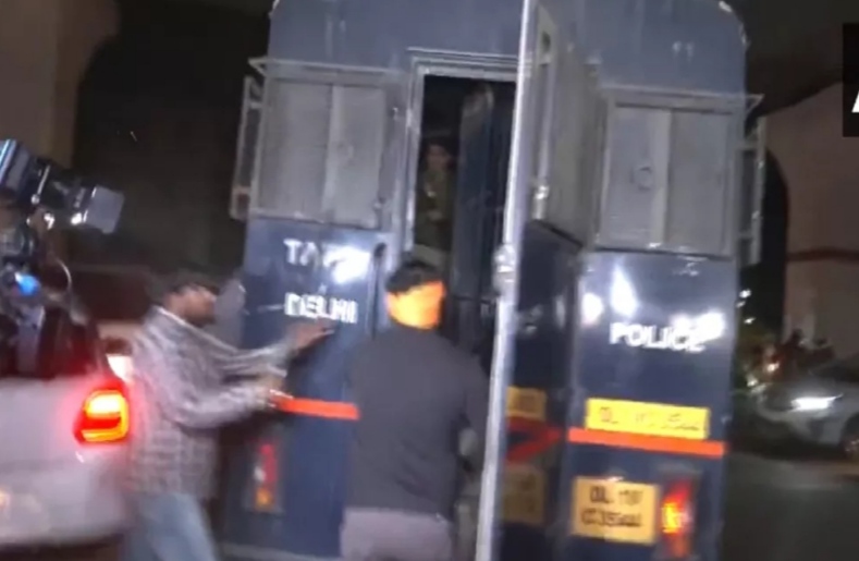 Big news: An attempt was made to attack the police van carrying Aftab with a sword.