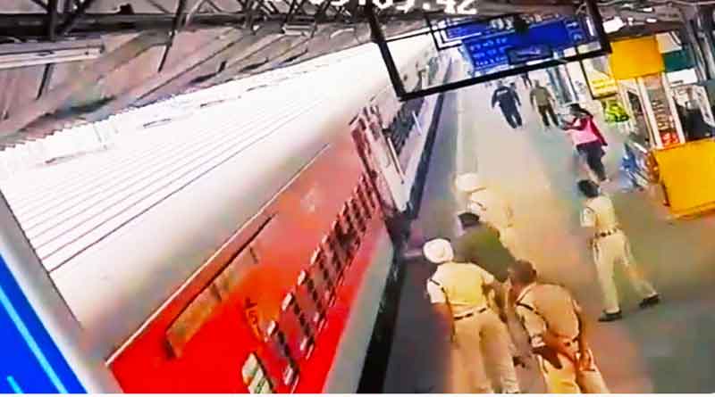 While boarding the train at Jalandhar railway station, the foot of the passenger got stuck in the foot, know how he survived