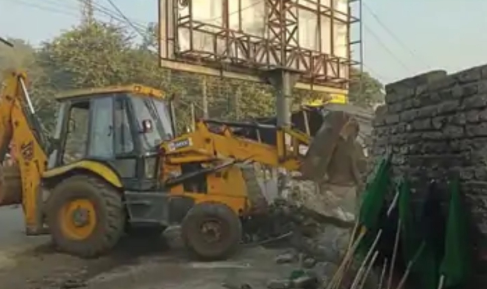 Administration team reached to demolish illegal houses in Jalandhar's Latifpura, people protested heavily