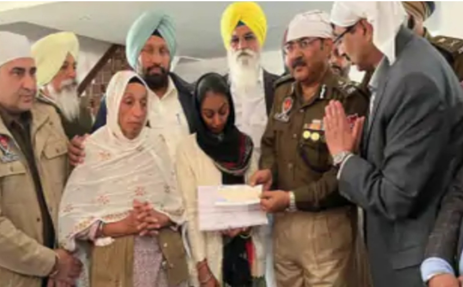 ADGP handed over a check of 2 crores to the family of the deceased constable, who was shot during the security of the businessman in Nakodar