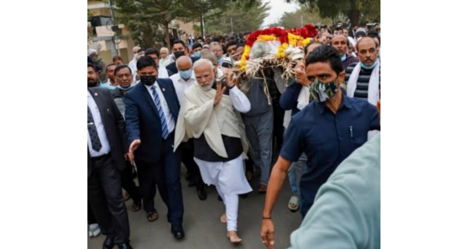Prime Minister Modi's mother Heeraba is no more, PM Modi lit her mother