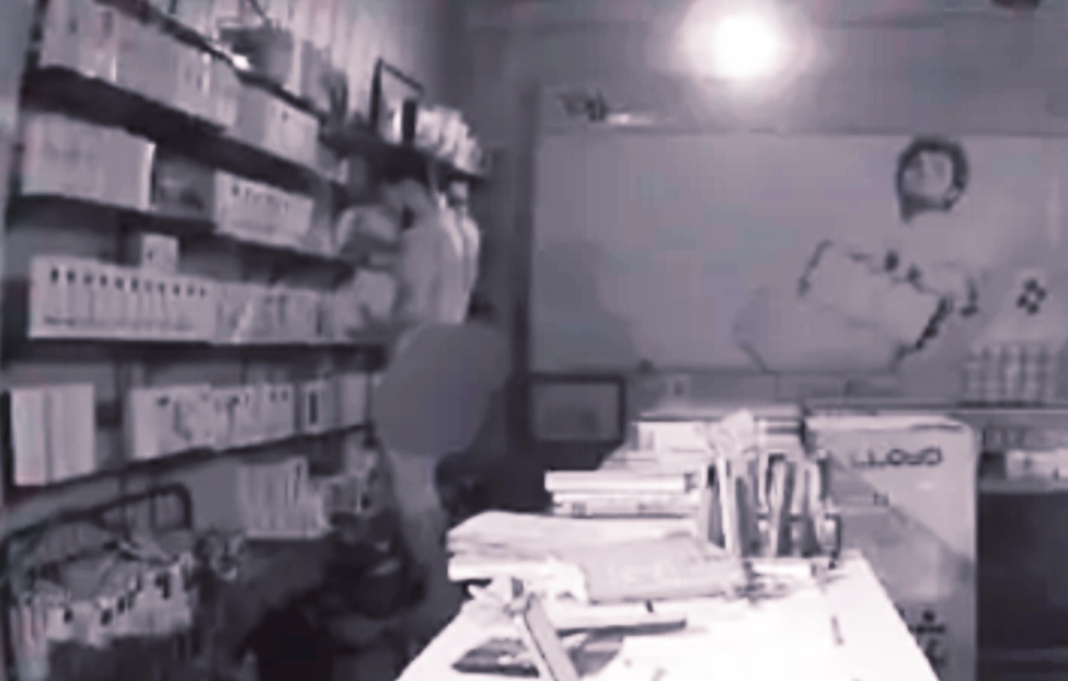 Thief arrived naked to steal, police were shocked to see CCTV