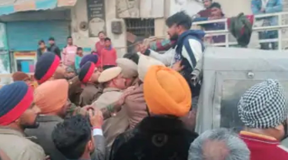 In Jalandhar, youths clashed with the police by playing firecrackers with bullets, the police took the youths to the police station