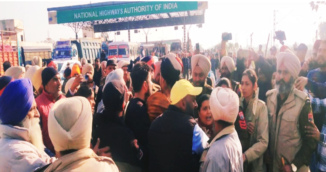 Clash between farmers and toll employees in Punjab, sticks fired, atmosphere tense