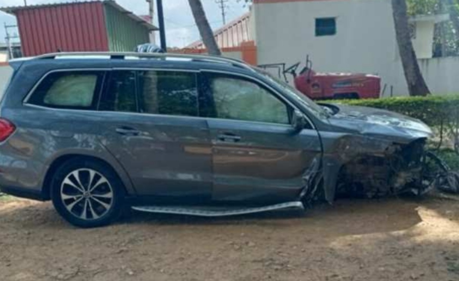 Prime Minister Narendra Modi's younger brother Prahlad Modi's car met with an accident