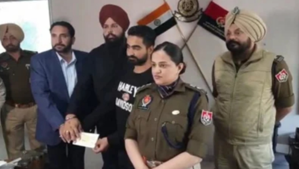 Two Punjabi social workers gave a check of nine lakhs to the businessman after the theft of apple worth lakhs of rupees from the truck overturned by the accident