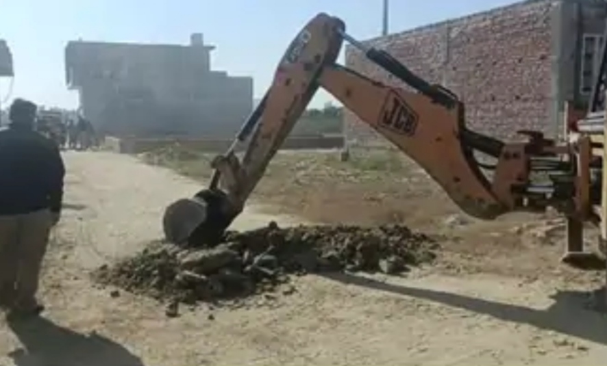 Corporation's ditch on illegal houses in Subhana of Jalandhar