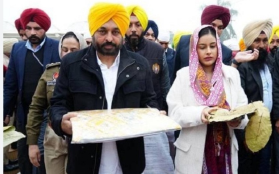 CM Bhagwant Mann bowed down at Fatehgarh Sahib Gurdwara along with his wife