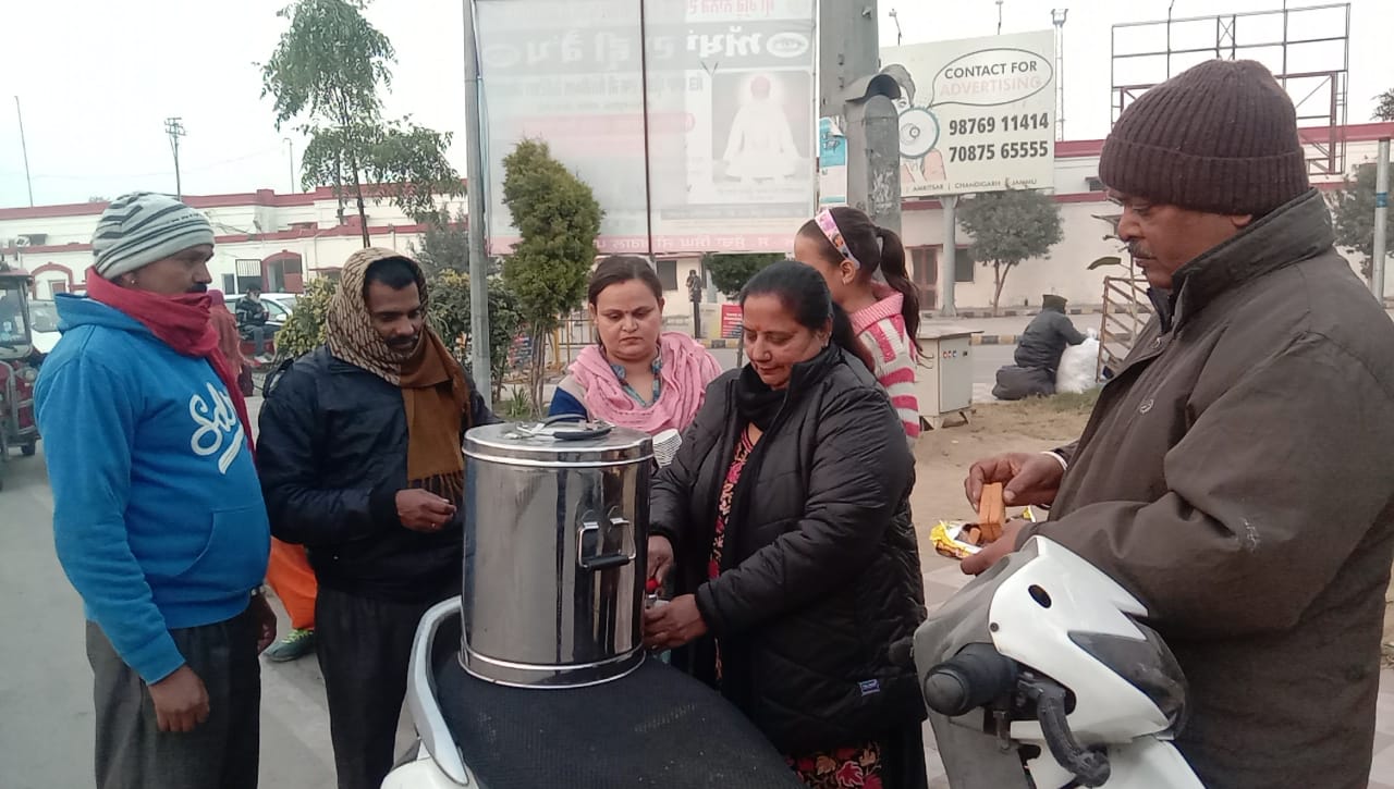 In Jalandhar, Manju Arora, President of Anti Corruption and Crime, anchored tea biscuits juice on the occasion of New Year.