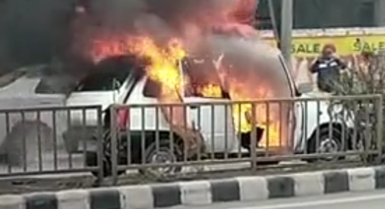 Sudden fire broke out in a moving car in Ludhiana, 5 people were evacuated safely
