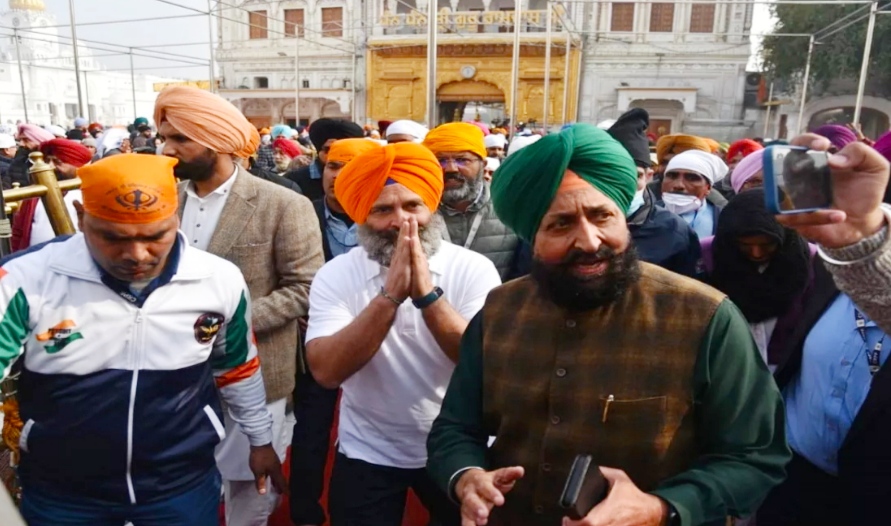 Congress' Bharat Jodo Yatra reaches Punjab, Rahul Gandhi bows down at Golden Temple wearing a turban