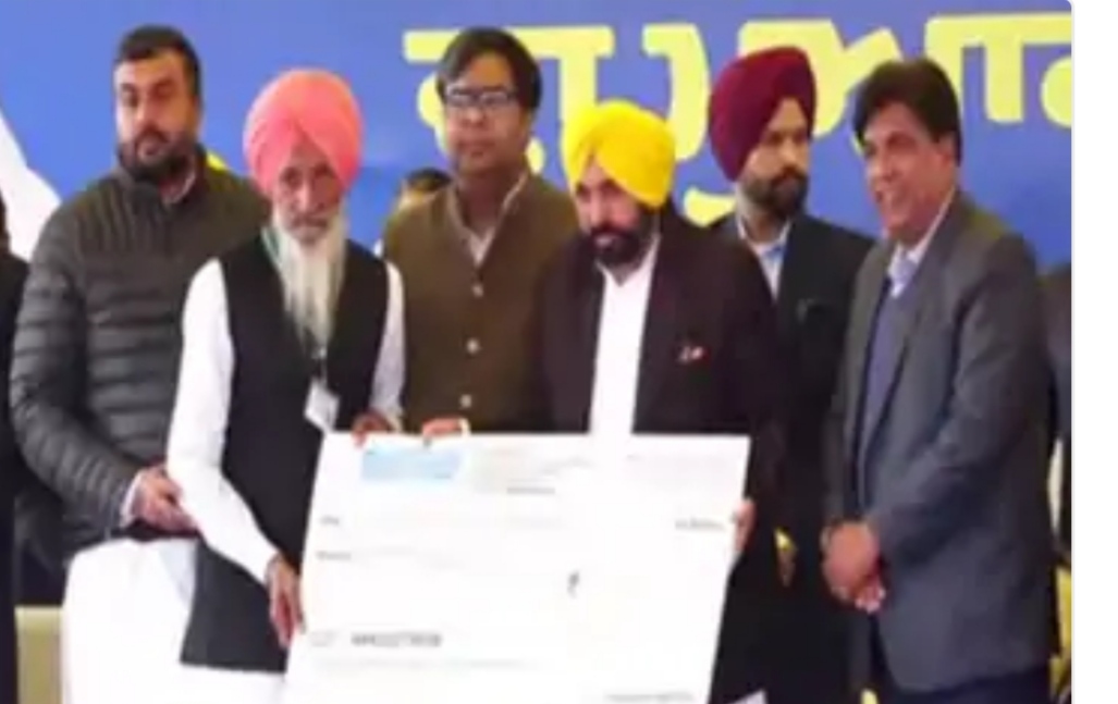 CM Bhagwant Mann distributed compensation checks to farmers for crops damaged by rain