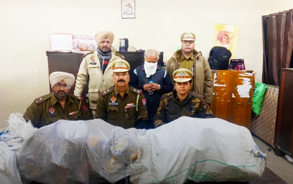Jalandhar: Mukesh Kumar, in-charge of police station 4, caught 75 bundles of China thread.
