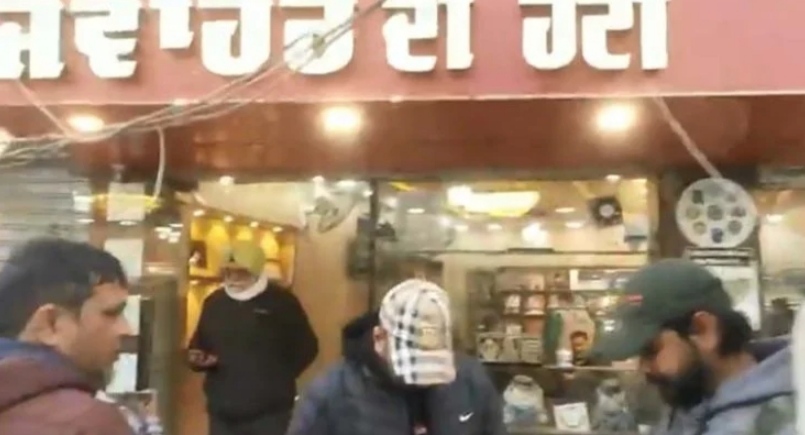 Thieves took away 1.5 kg gold and 20 kg silver from jewelers shop in Jalandhar
