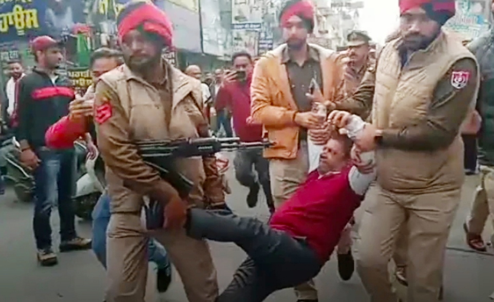 the shopkeepers sitting on a dharna against the misbehavior by SHO Jalandhar Police Station 3
