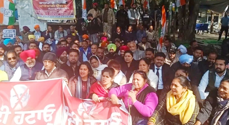 Congress protested against the central government in Jalandhar, said- Adani group looted the country due to wrong policies of Modi government
