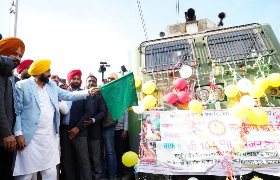 CM Bhagwant Mann gave green signal to the special train going from Jalandhar railway station to Banaras