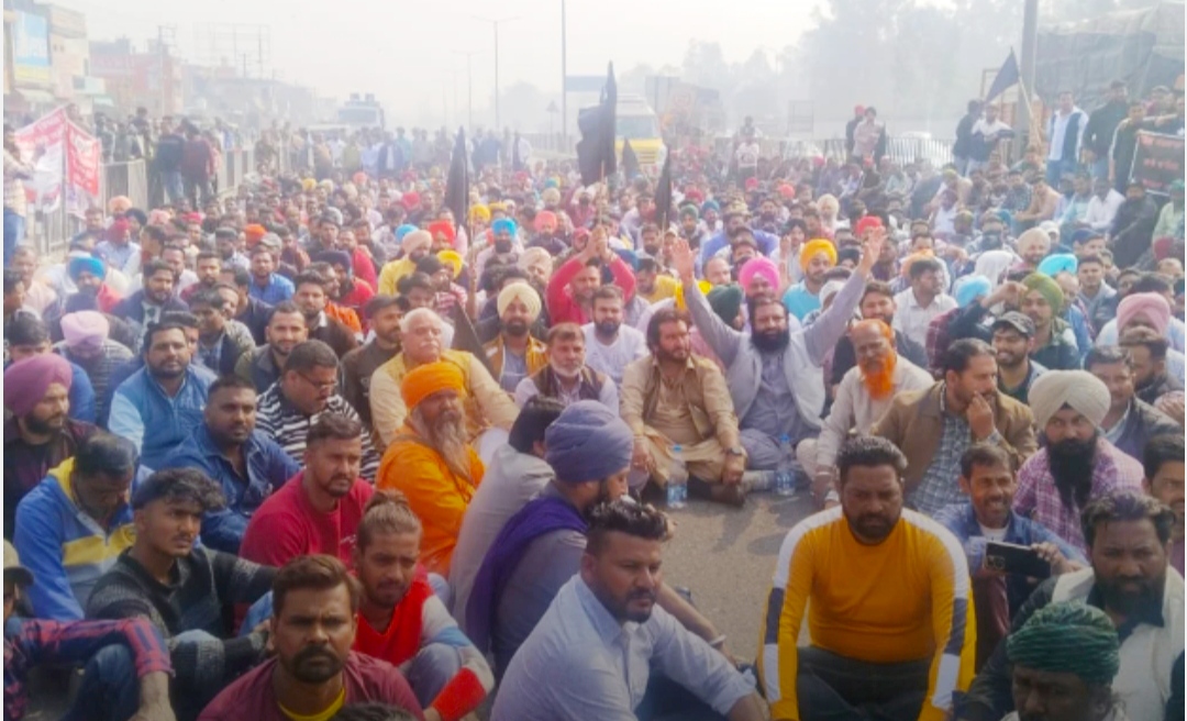 Punjab Safai Federation staged a sit-in at PAP Chowk- long jam on the highway