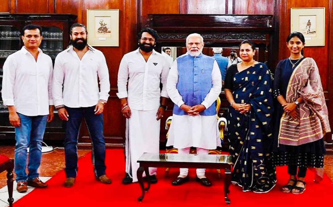 PM Narendra Modi met film stars of South, cricketers of Team India