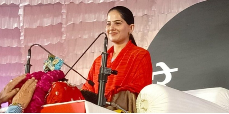 Jalandhar: For the first time in Punjab, Katha Vyas in Jaya Kishori's Shrimad Bhagwat Katha, devotees danced on Jaya Kishori's hymns