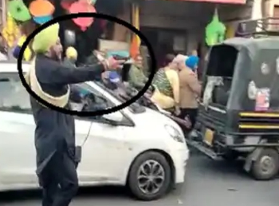 A person stuck in a traffic jam took out a revolver to side people