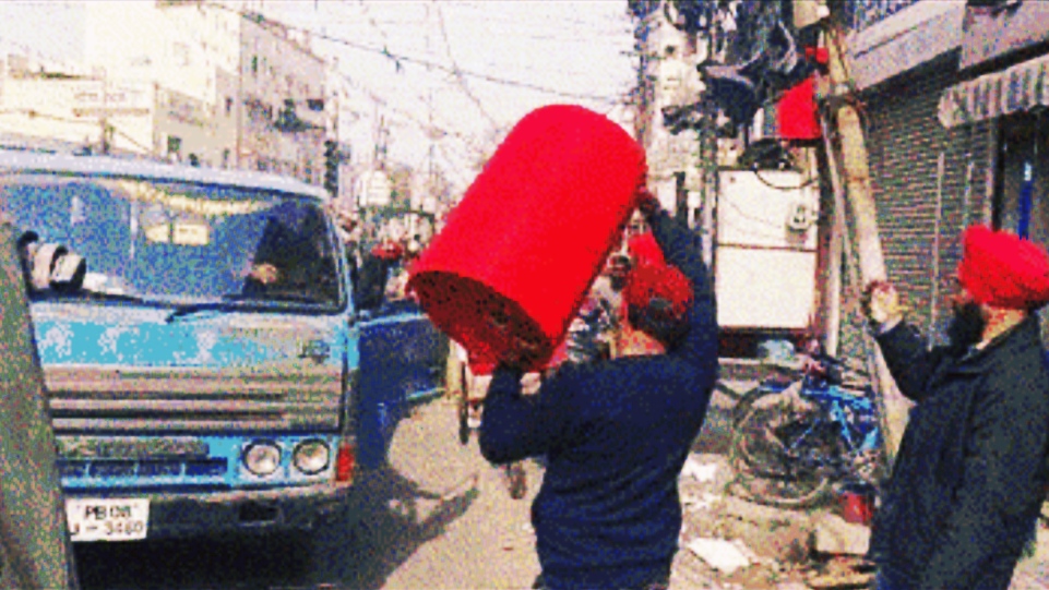 The team of Jalandhar Municipal Corporation took action on the encroachment