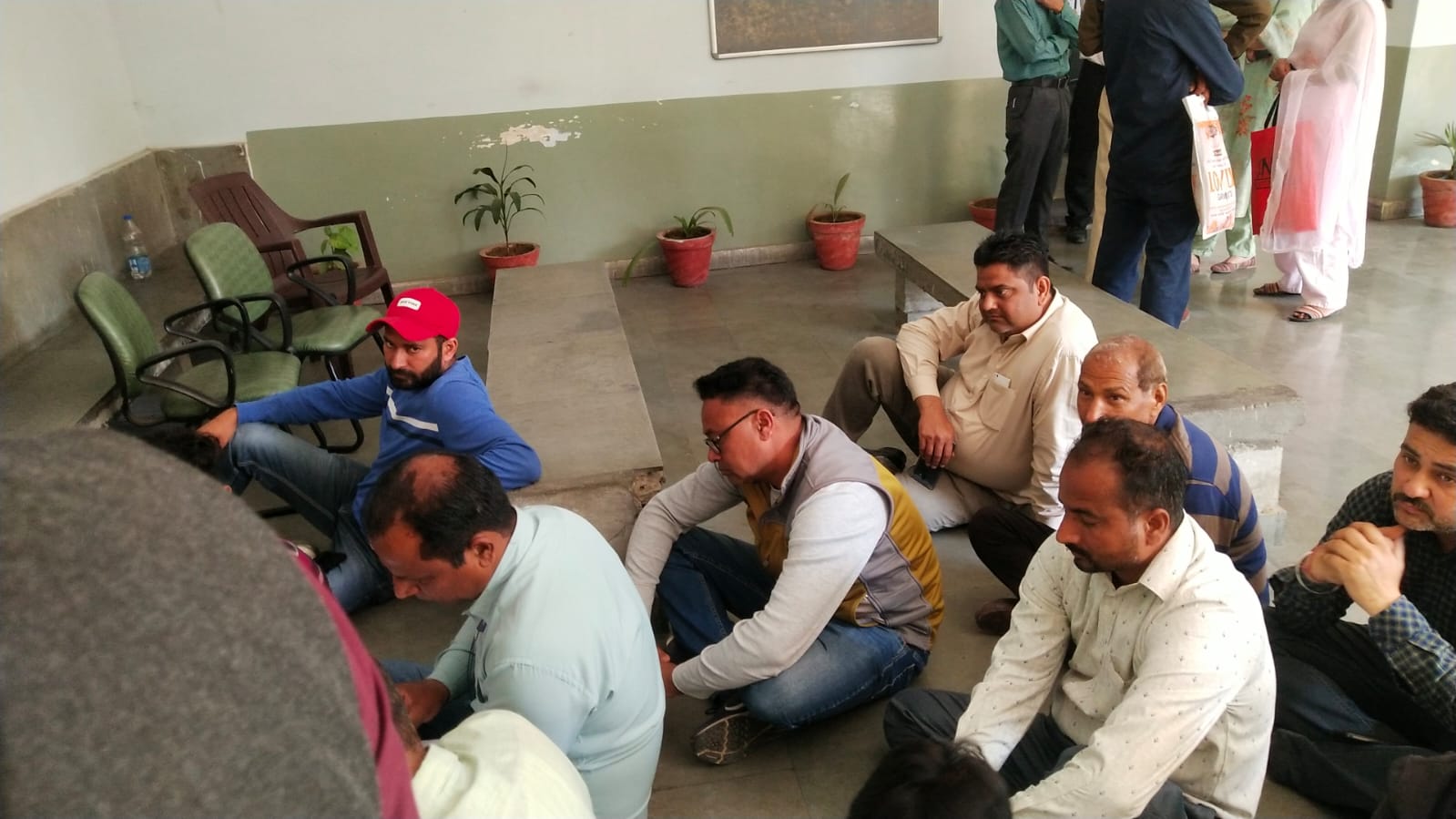 Jalandhar: Parents staged a sit-in after the private school withheld the results of their children.